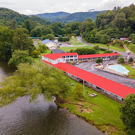 Lloyd'S On The River Country Inn By Oyo Bryson City Exterior photo