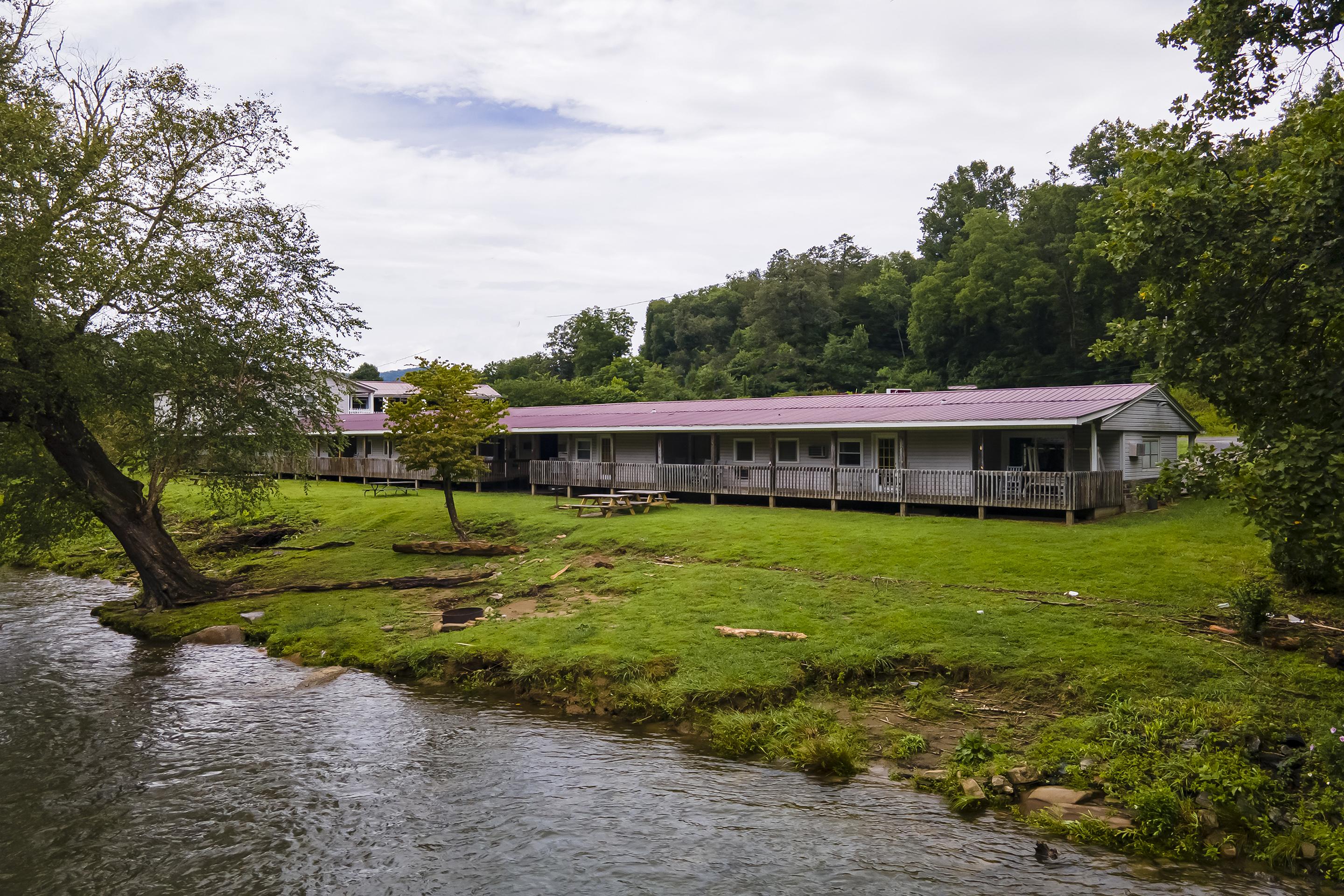 Lloyd'S On The River Country Inn By Oyo Bryson City Exterior photo