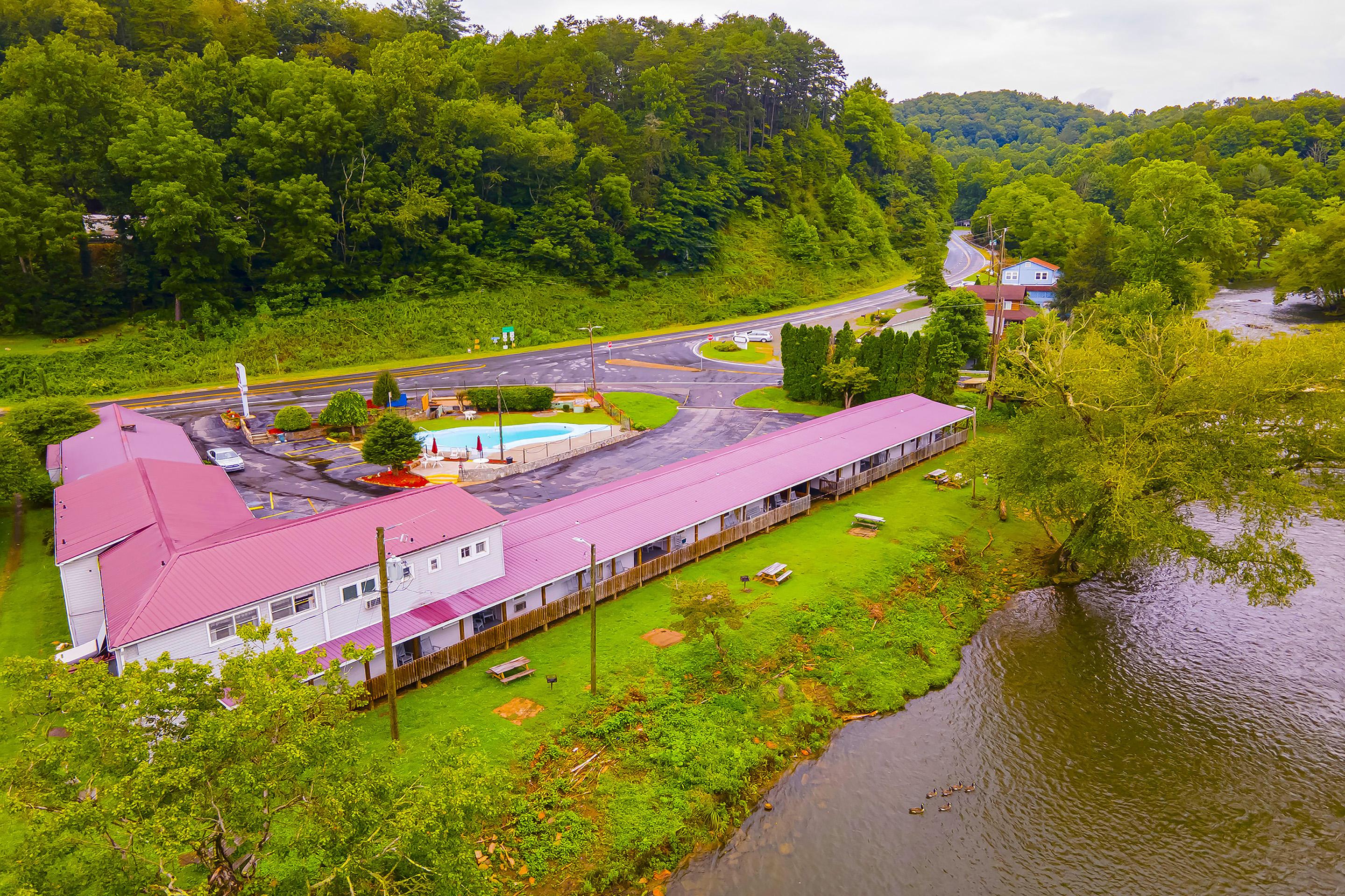 Lloyd'S On The River Country Inn By Oyo Bryson City Exterior photo