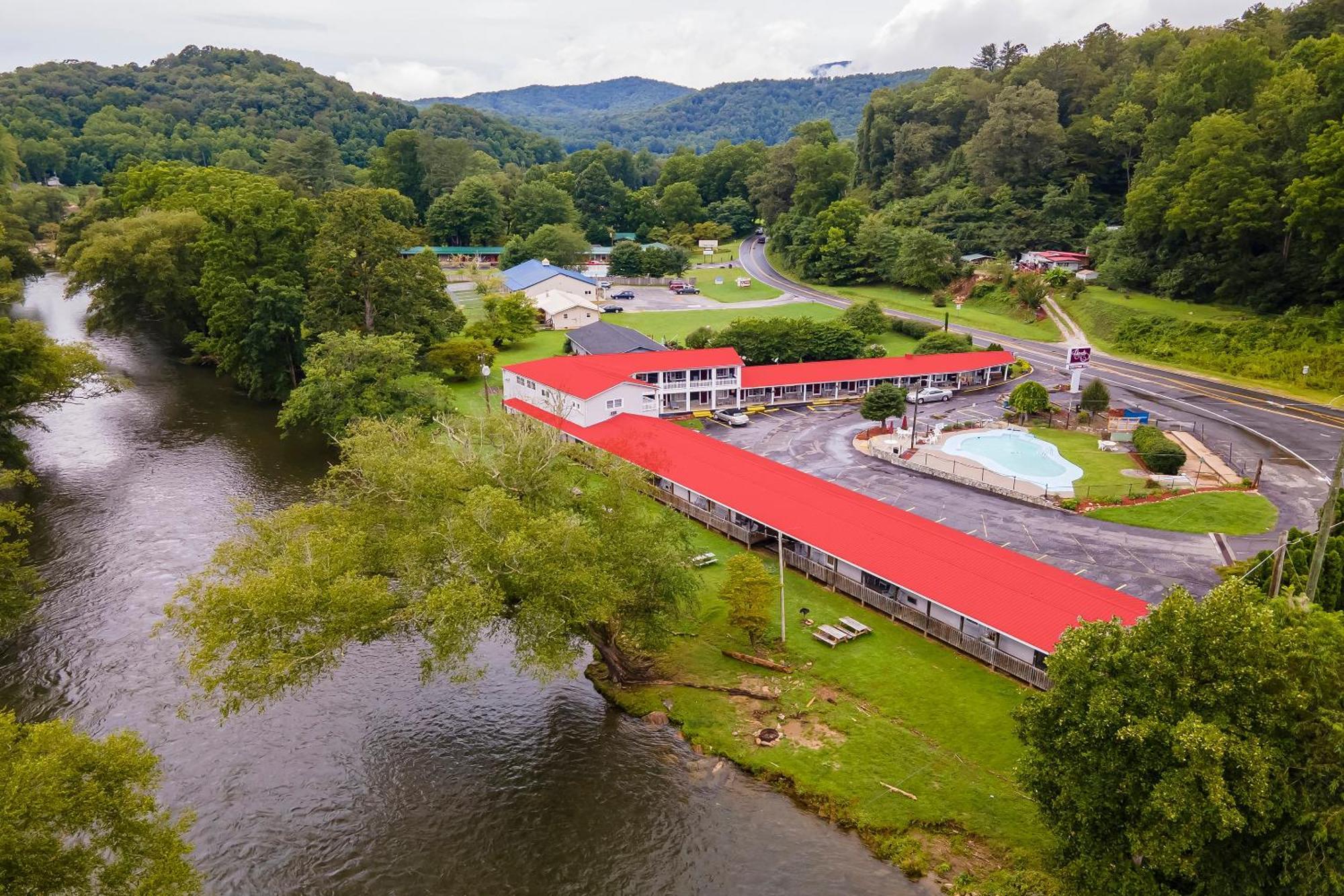 Lloyd'S On The River Country Inn By Oyo Bryson City Exterior photo