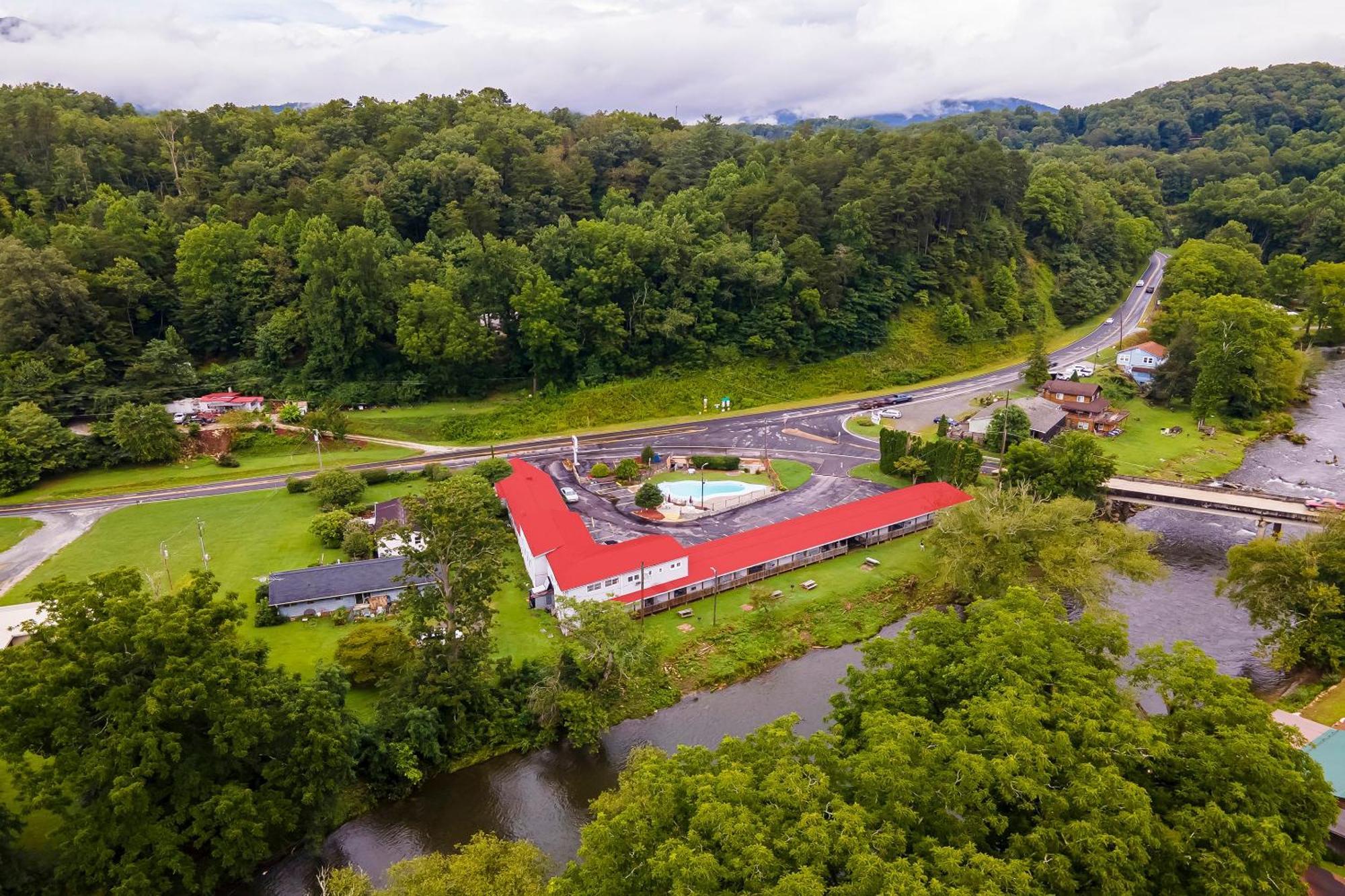 Lloyd'S On The River Country Inn By Oyo Bryson City Exterior photo
