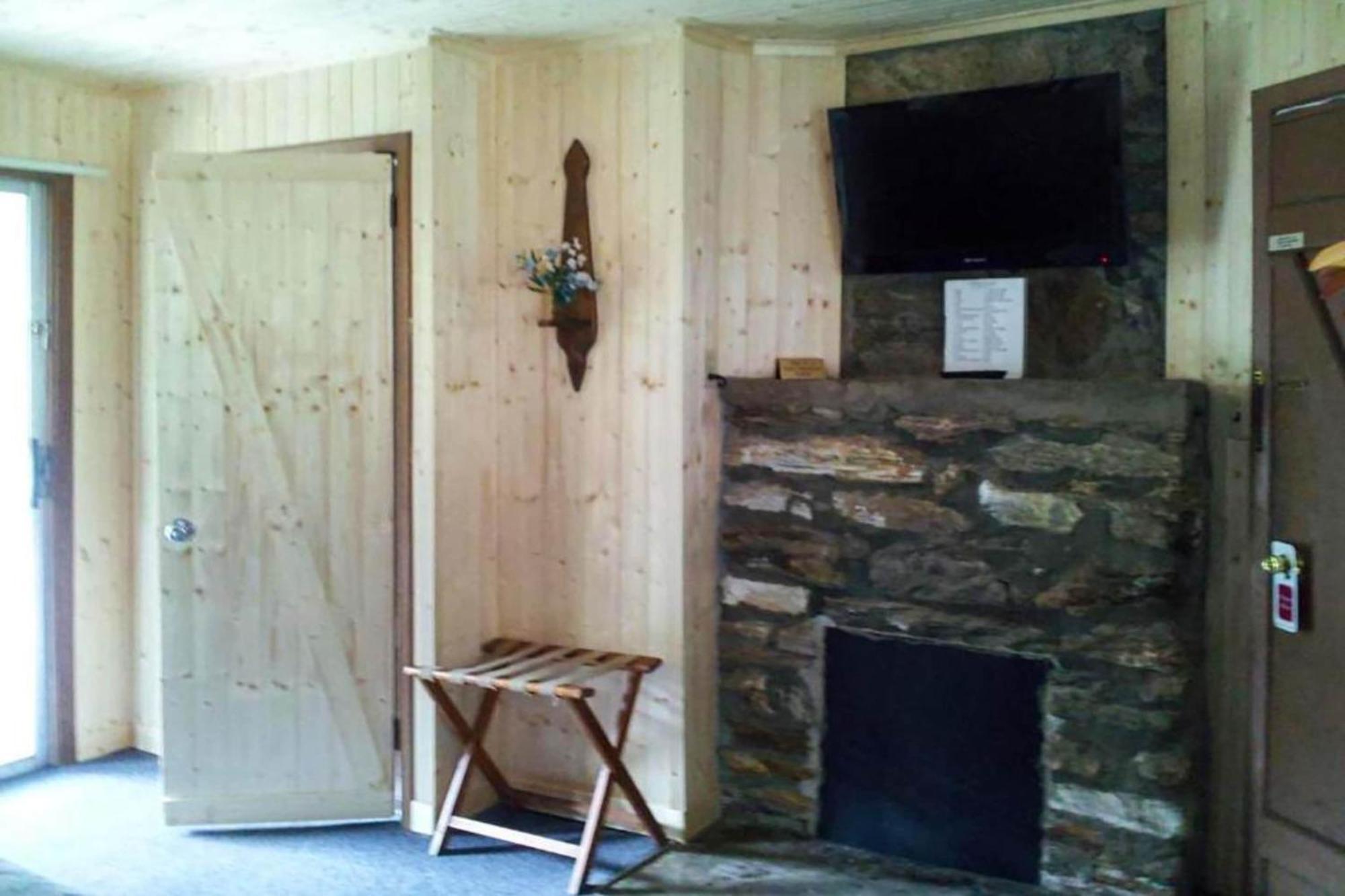 Lloyd'S On The River Country Inn By Oyo Bryson City Exterior photo