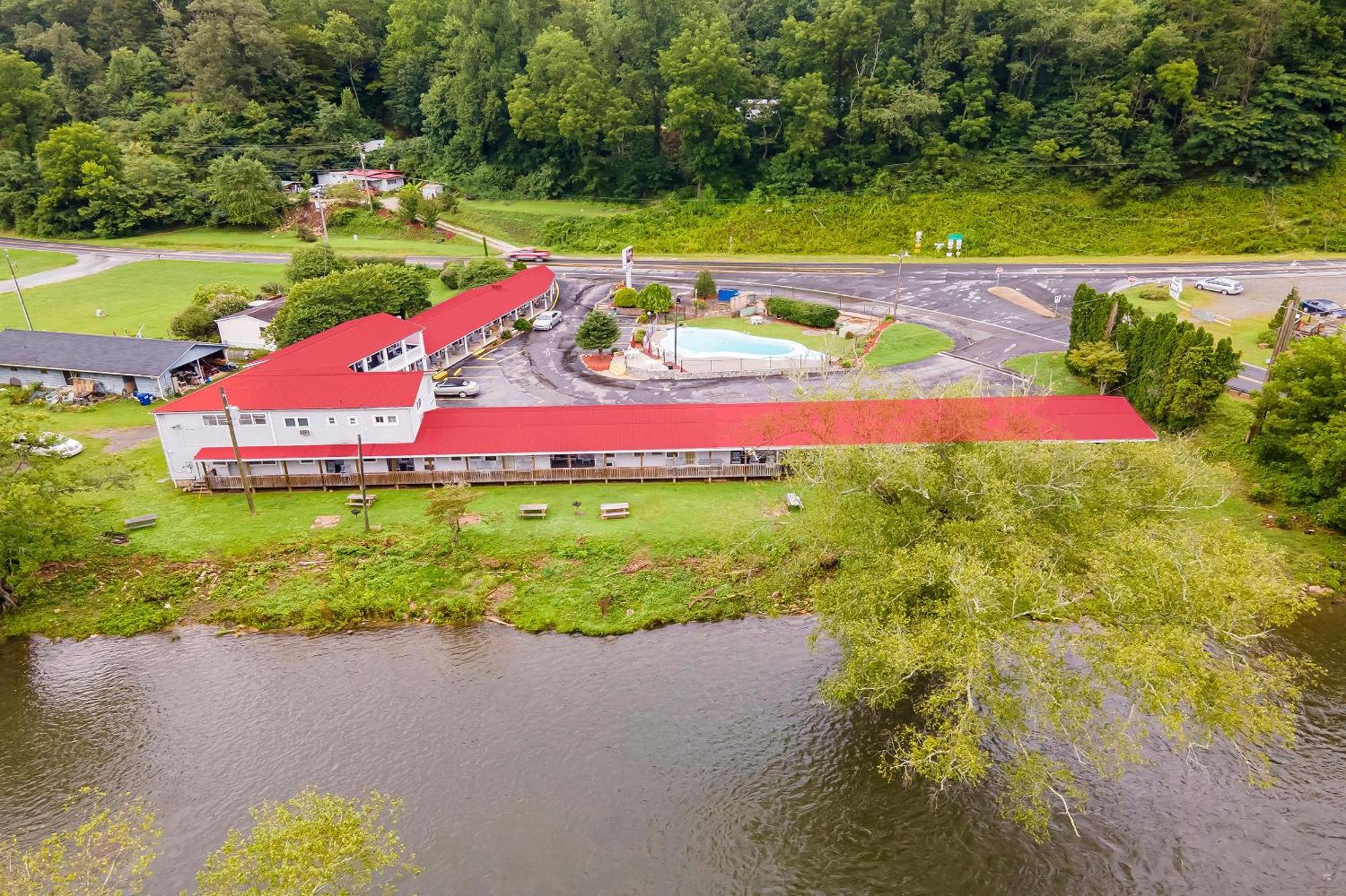 Lloyd'S On The River Country Inn By Oyo Bryson City Exterior photo
