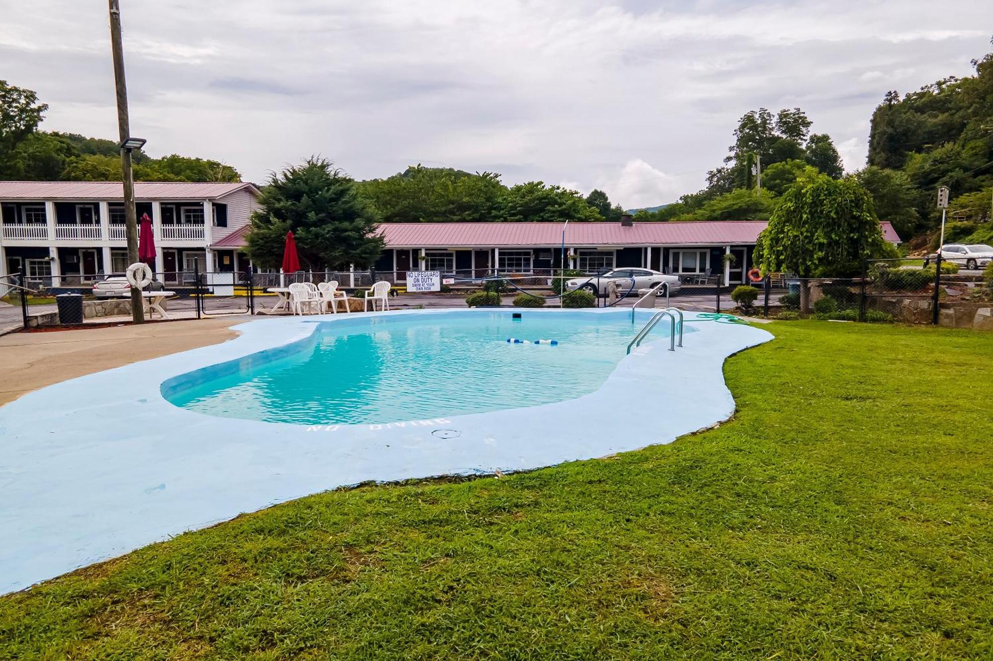 Lloyd'S On The River Country Inn By Oyo Bryson City Exterior photo