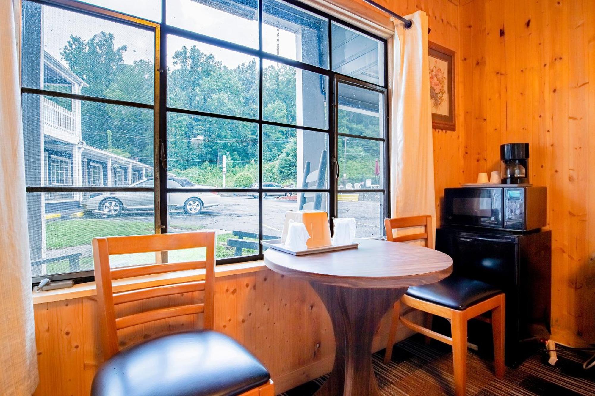 Lloyd'S On The River Country Inn By Oyo Bryson City Exterior photo