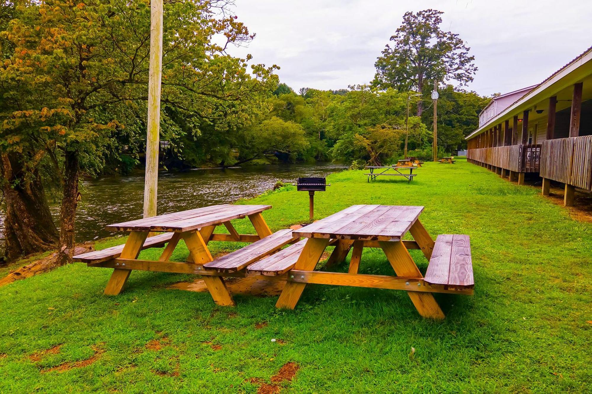 Lloyd'S On The River Country Inn By Oyo Bryson City Exterior photo