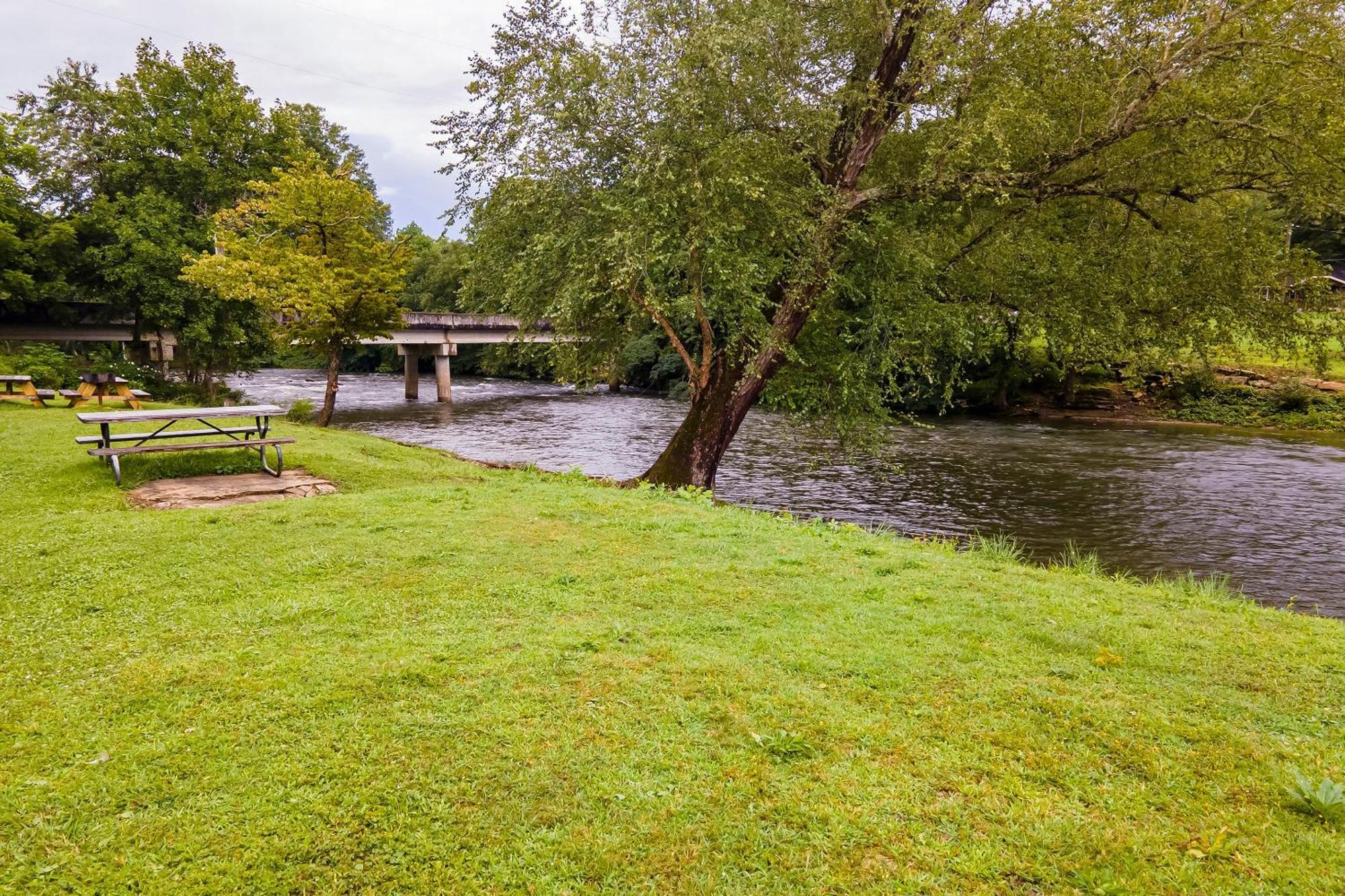 Lloyd'S On The River Country Inn By Oyo Bryson City Exterior photo